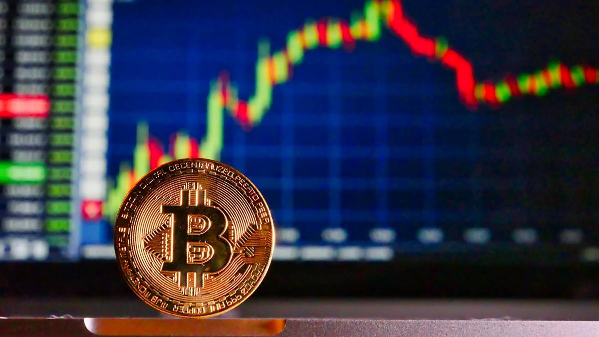 Imagem com moeda bitcoin que manteve valor acima dos 100 mil dólares após indicações de Trump