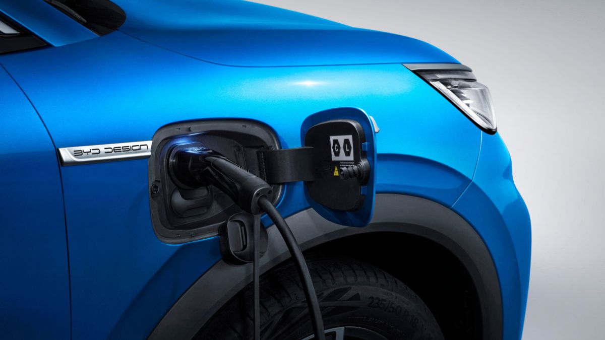 Imagem de um carro da BYD carregando para ilustrar uma matéria jornalística sobre carros elétricos na China