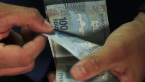 Notas de R$ 100 na imagem. Vendas de títulos do Tesouro Direto registram segundo maior recorde da história