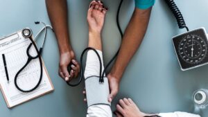 Ações da Kora Saúde apresentam alta após nova OPA de 31% de prêmio.