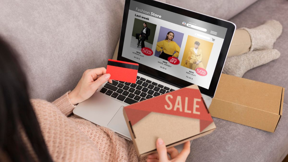 Pessoa fazendo compras online, representando a alta no ICMS.