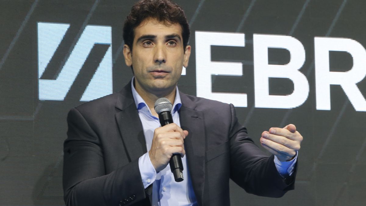 Gabriel Galípolo falando em microfone.