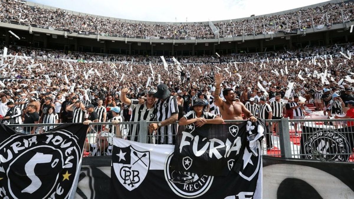 Torcedores do Botafogo torcendo no estádio de futebol.