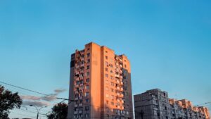 Prédio residencial ao pôr do sol, representando os desafios enfrentados por condomínios em São Paulo com o aumento da taxa de inadimplência.