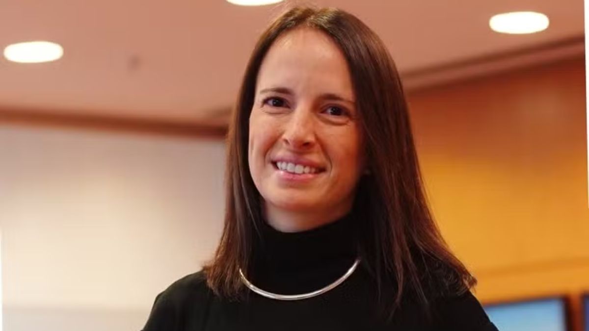 Juliana Cury sorrindo para a câmera.