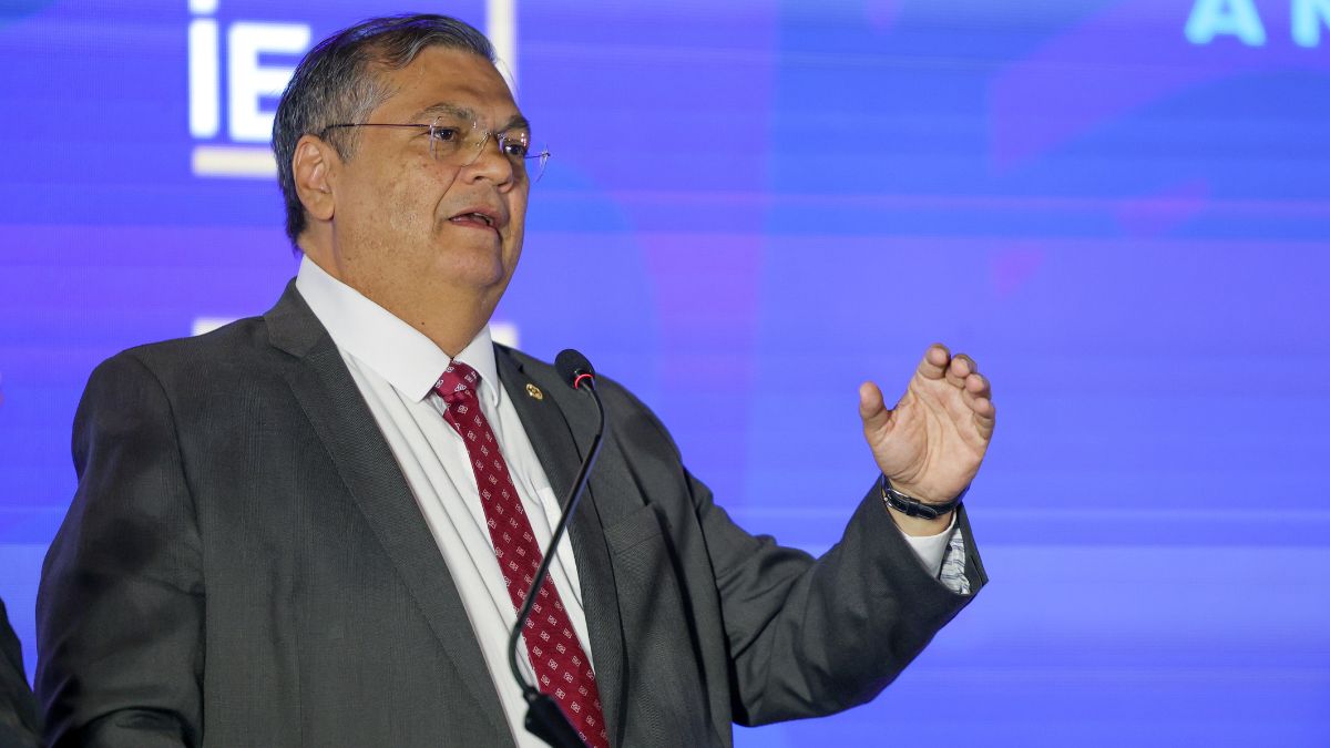 Flávio Dino falando em seminário.