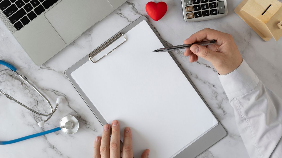 Imagem de prancheta médica em cima da mesa, simbolizando o plano de saúde.