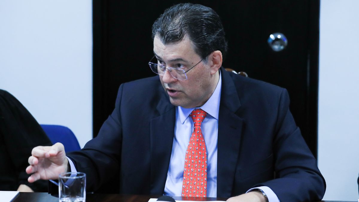 Senador Eduardo Braga durante sessão para análise da reforma tributária 2024 que inclui armas e munições no "imposto do pecado".