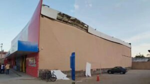 Supermercado no Ceará fechadopor causa da sobre carga do peso de placas solares.