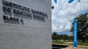 Fachada do INSS, para representar a discussão sobre o teto de juros do consignado.