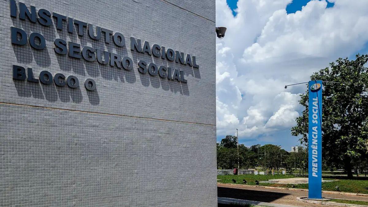 Fachada do INSS, para representar a discussão sobre o teto de juros do consignado.