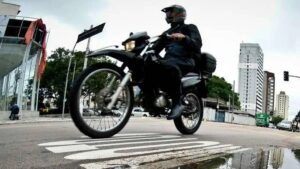 99 libera serviço de transporte de passageiros por motocicleta e entra em atrito com prefeitura de São Paulo
