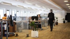 Imagem de um escritório com pessoas tanto em pé como sentadas. Abertura de empresas registra números expressivos em 2024