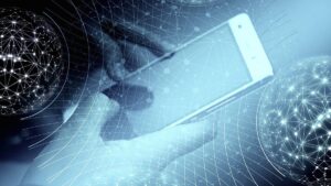 Imagem de um celular conectado a rede. Adesão ao Open Finance cresceu mais de 30% em 2024