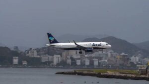 Imagem de avião da Azul em voo. Alta nas ações da Azul após renegociação de dívidas