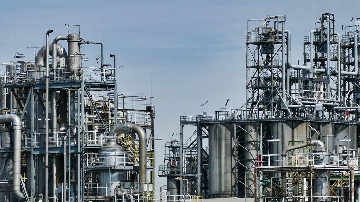 Imagem de toda uma parafernália de petróleo. Alta no petróleo é impulsionada por demanda de inverno