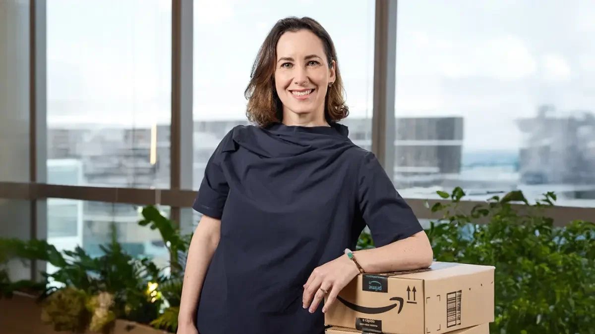 Juliana Sztrajtman assume como nova presidente da Amazon Brasil após saída de Daniel Mazini, reforçando a estratégia da empresa no país.