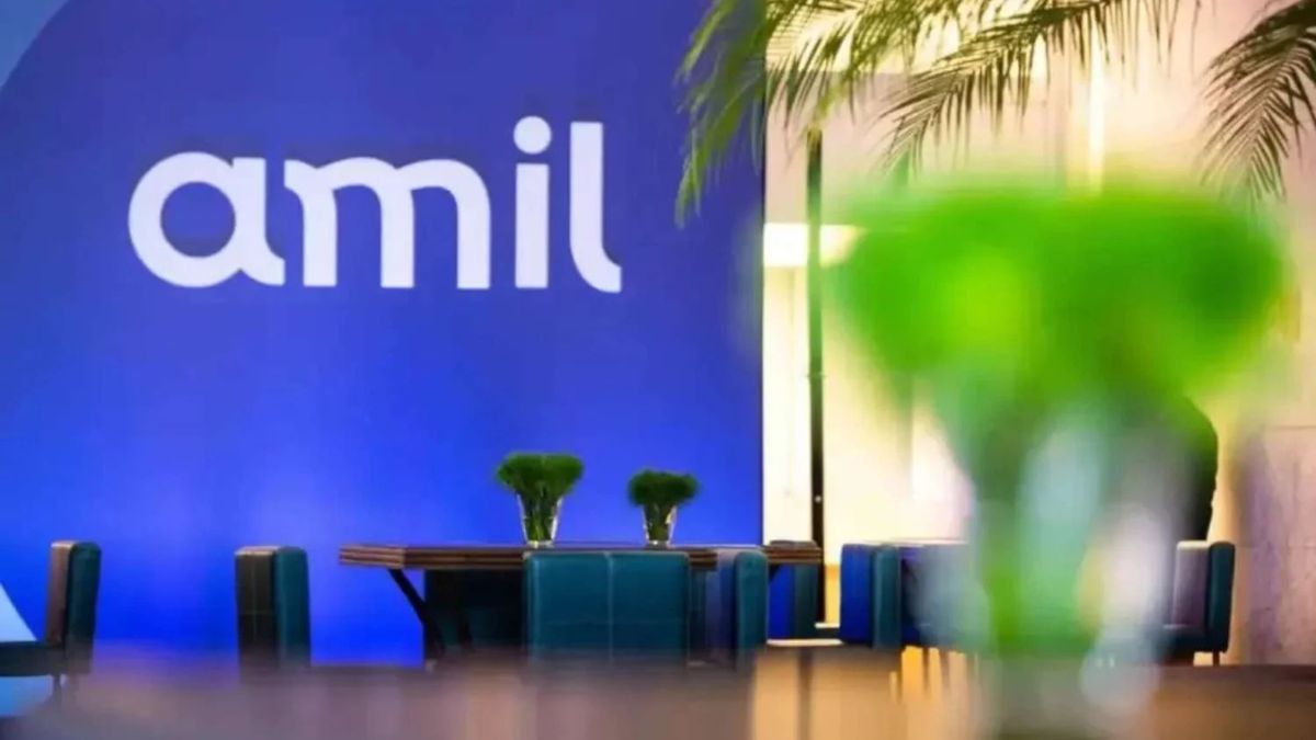 Imagem de uma parede com a logo da Amil para ilustrar uma matéria jornalística. Amil planos odontológicos