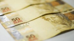 Imagem com notas de R$ 50. Arrecadação em novembro de 2024 bate recorde, segundo a Receita Federal