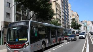 Imagem de ônibus do transporte público de São Paulo. Aumento de passagem em diversas capitais do Brasil