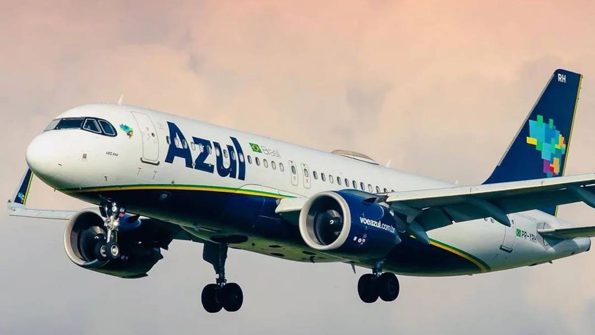 Imagem de avião da Azul no ar. Azul anuncia suspensão de voos em 12 cidades