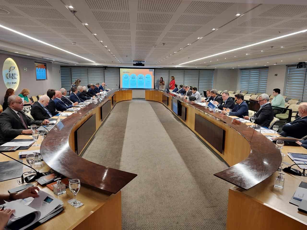 BScash fecha parceria nacional durante a 14ª Reunião de Diretoria da Fenavist, em Brasília. Auditório com empresários e representantes do setor de segurança privada acompanham a apresentação sobre soluções financeiras inovadoras.