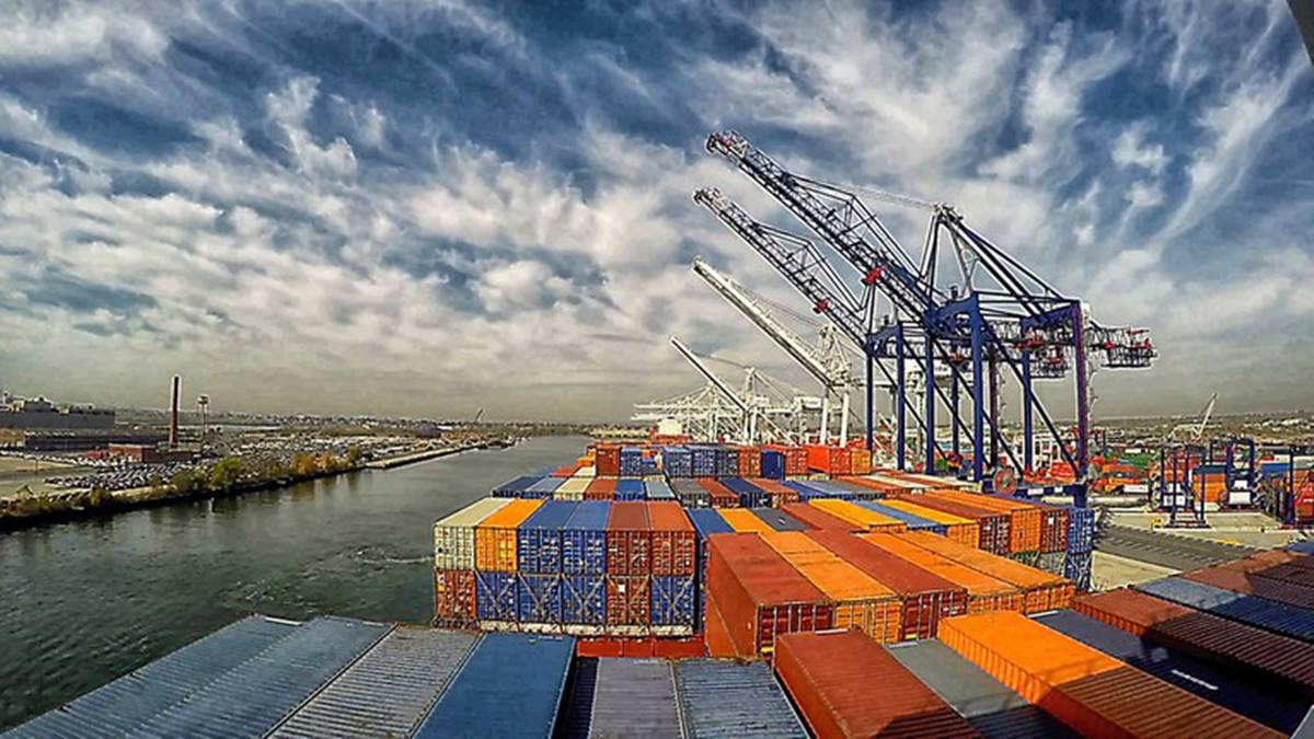 Imagem de mercadoria em porto. Balança comercial em 2024 fecha no azul com mais de R$ 74 bilhões de saldo