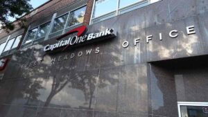 CFPB acusa Capital One de enganar clientes ao oferecer taxas de juros melhores em novas contas poupança, gerando perdas bilionárias.