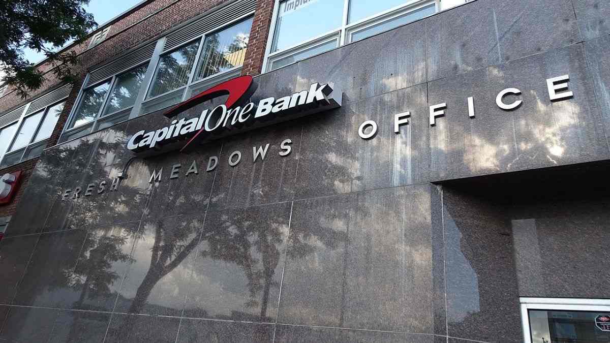 CFPB acusa Capital One de enganar clientes ao oferecer taxas de juros melhores em novas contas poupança, gerando perdas bilionárias.