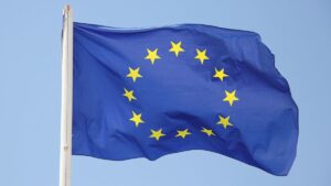 O Banco Central Europeu cortou os juros em 25 pontos-base, reduzindo a taxa de depósito para 2,75%. Medida busca reaquecer a economia estagnada.