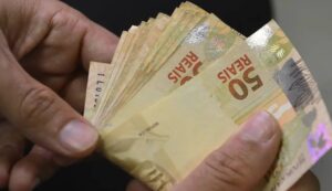 Imagem com notas de R$ 50. Benefícios da Previdência Social são reajustados