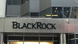 BlackRock atinge recorde de US$ 11,6 trilhões em ativos, com lucro líquido de 21%, impulsionado por estratégias de mercado e ETFs.