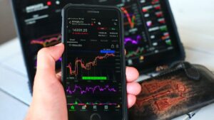 Bolsas europeias batem novo recorde com avanço de 0,13% no STOXX 600, impulsionadas pelo setor de tecnologia e saúde.