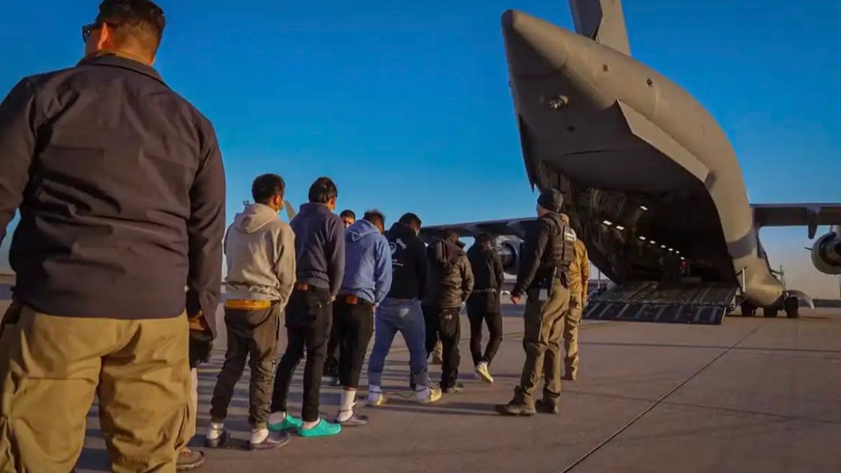 Voo com 135 brasileiros deportados dos EUA pousará em Fortaleza. Governo critica uso de algemas e exige mudanças dos EUA.