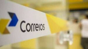 Crise financeira dos Correios acumula prejuízo bilionário e causa atrasos em entregas e planos de saúde dos funcionários.
