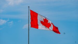 Bandeira trêmula do Canadá. Canadá cogita tarifa sobre produtos dos EUA