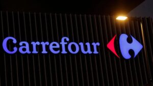 Imagem do letreiro do Carrefour para ilustrar uma matéria jornalística sobre os supermercados mais ricos do Brasil
