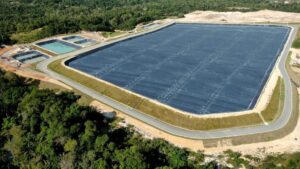 Vista aérea do centro de tratamento de resíduos da Marquise Ambiental, onde lixo orgânico é transformado em energia sustentável.
