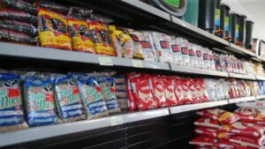 Imagem de itens alimentícios em um supermercado. Cesta básica em 2024 aumentou em todas as capitais do país