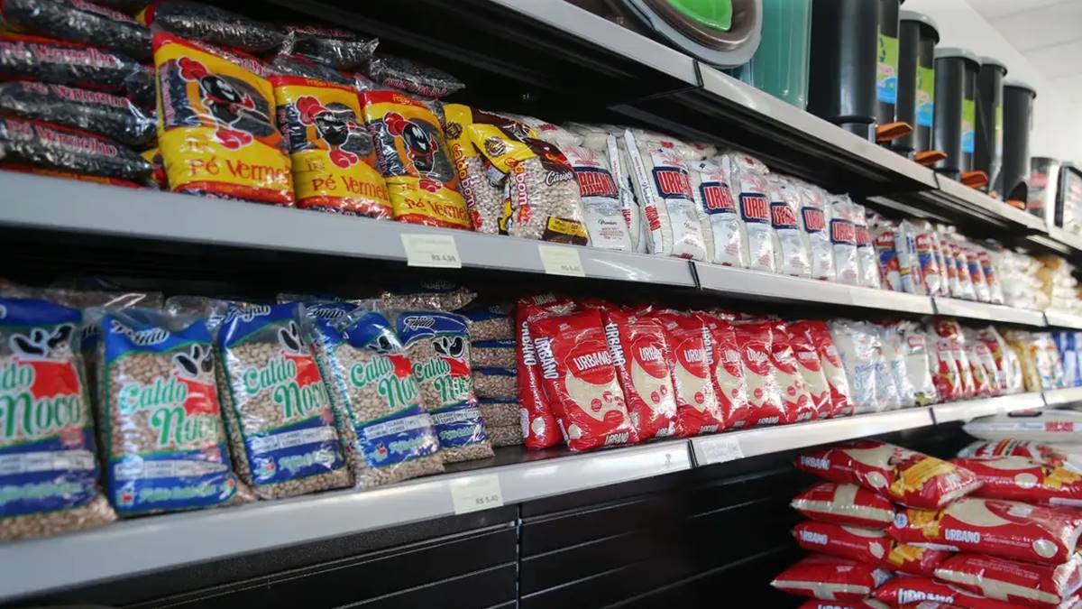 Imagem de itens alimentícios em um supermercado. Cesta básica em 2024 aumentou em todas as capitais do país
