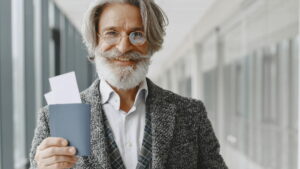 Empresário segurando passaporte, representando cidadania portuguesa para investidores e mobilidade internacional.