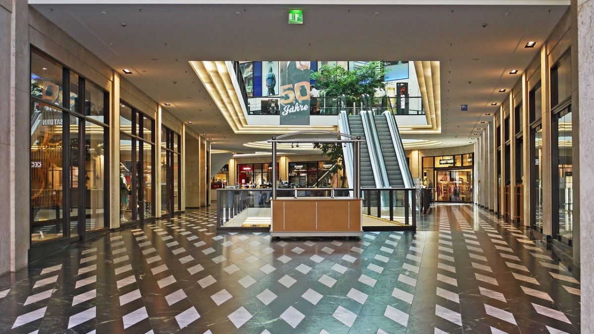 Imagem de um shopping para ilustrar uma matéria jornalística sobre o comércio varejista em 2024.