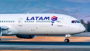 A Latam registrou lucro de US$ 272 milhões no 4º trimestre, alta de 227,8%. Receita subiu 4,4%, e número de passageiros bateu recorde.