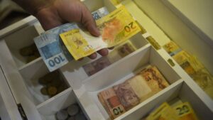 Imagem de cédulas de reais. Consignado para trabalhadores é planejado pelo governo
