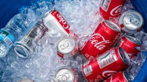 Coca-Cola faz recall de produtos por contaminação com clorato. Saiba quais países foram afetados e as recomendações aos consumidores.