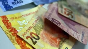 Imagem com cédulas de dinheiro brasileiro. Crescimento econômico em novembro foi de 0,6%, diz FGV