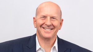 Goldman Sachs concede bônus de US$ 80 milhões a David Solomon e Waldron sem exigência de metas, garantindo retenção em meio à concorrência.
