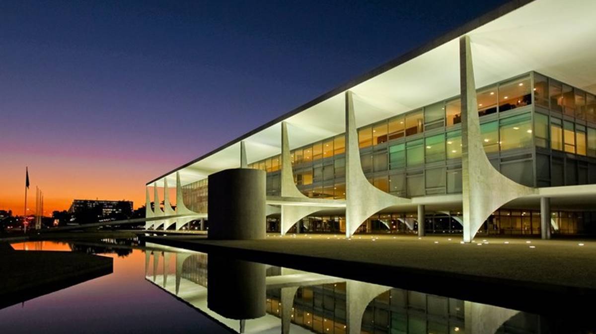 Imagem noturna da sede do Palácio do Planalto. Déficit do governo federal seria quase zero sem gastos extras