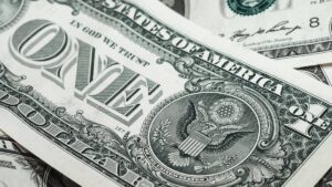 Imagem de uma nota em dólar. Déficit nas contas externas é o maior desde 2019