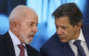 Lula, à esquerda da imagem, ao lado de Fernando Haddad, ministro da Fazenda. Déficit nominal do setor público se aproxima de R$ 1 trilhão